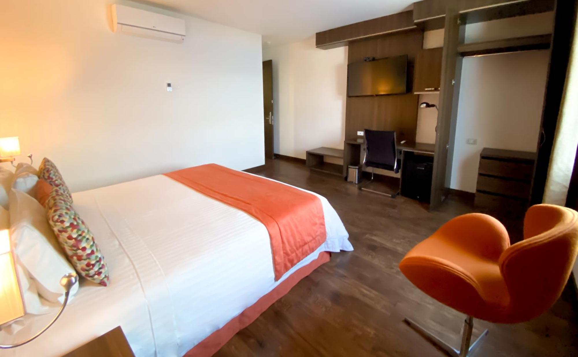 Hotel Royal Elim International Калі Екстер'єр фото A room at the hotel