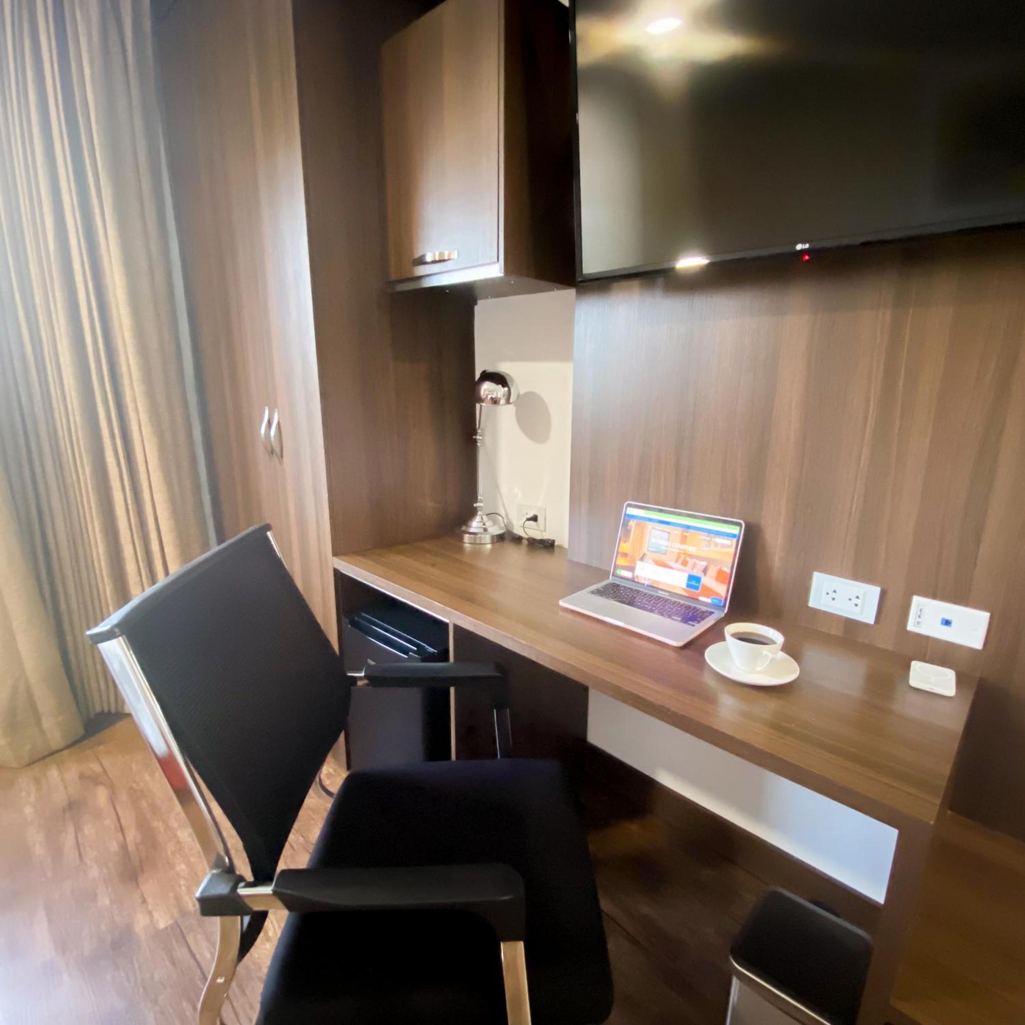 Hotel Royal Elim International Калі Екстер'єр фото A work desk in a hotel room